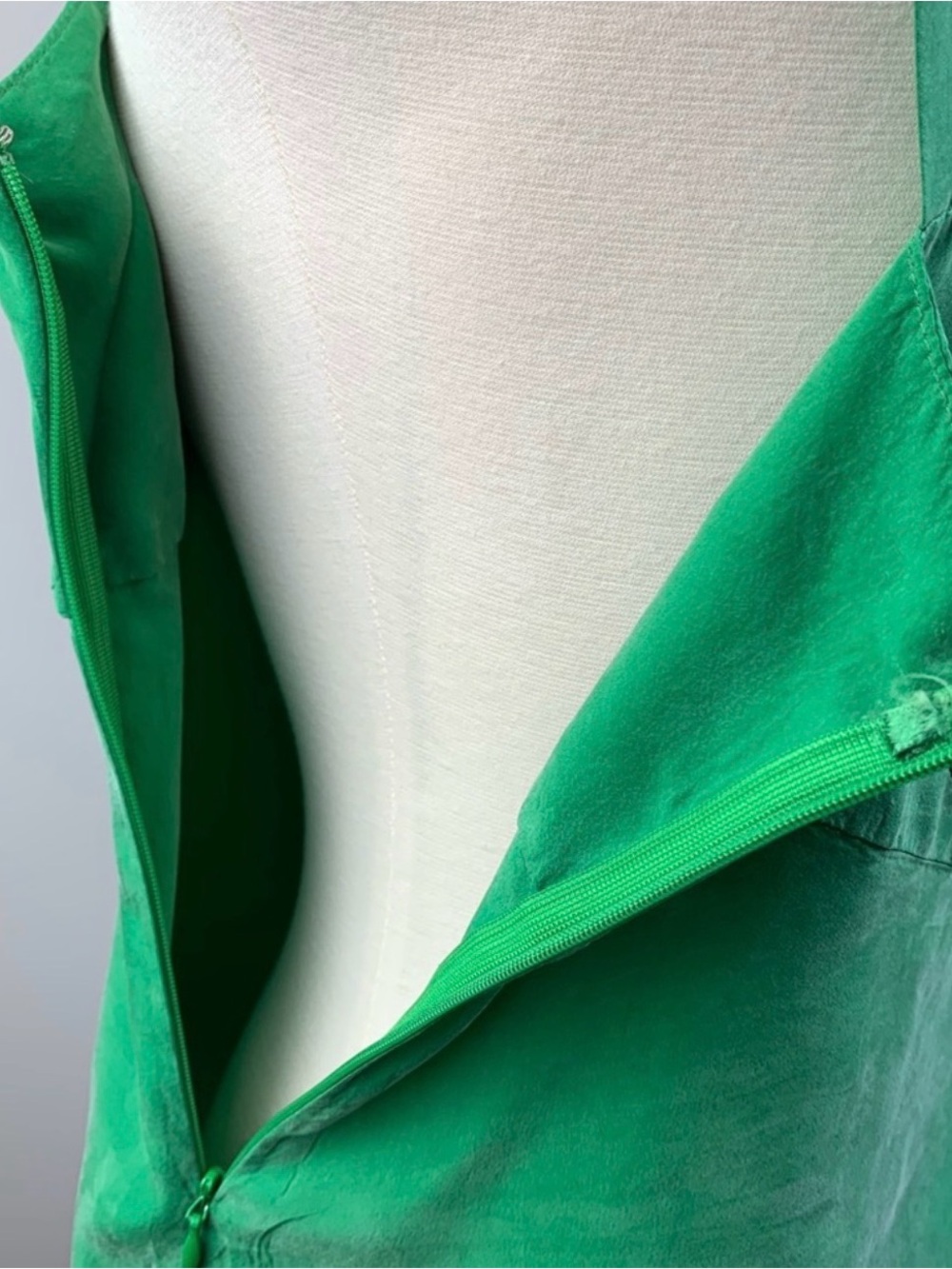 Diane Von Furstenberg Emerald Green Sleeveless Bow Front Top - Picture 8 of 13